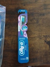 Oral b Vivid Whitening toothbrush, Medium