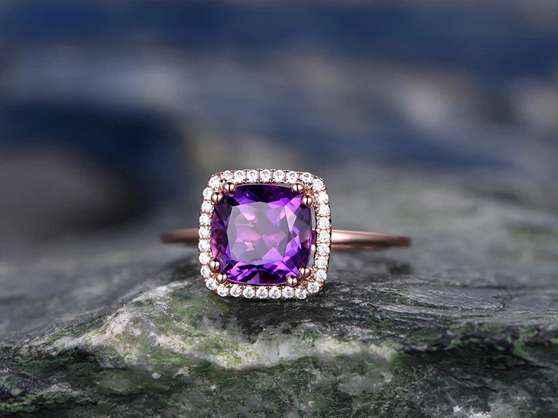 Anillo solitario con halo de diamantes y amatista púrpura natural de 1,5 quilates de oro rosa sólido de 14 k Foto 2 de 4