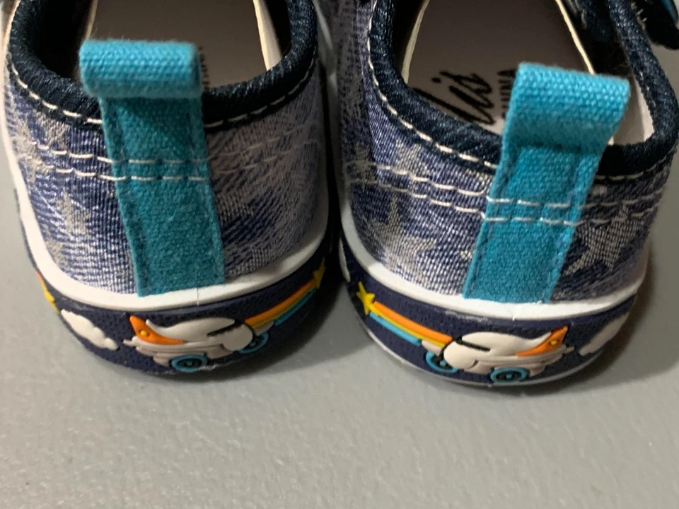 Zapatos sin cordones Chulis para niños pequeños azules estrellas aviones talla 4 lona nuevos sin etiquetas Foto 3 de 4