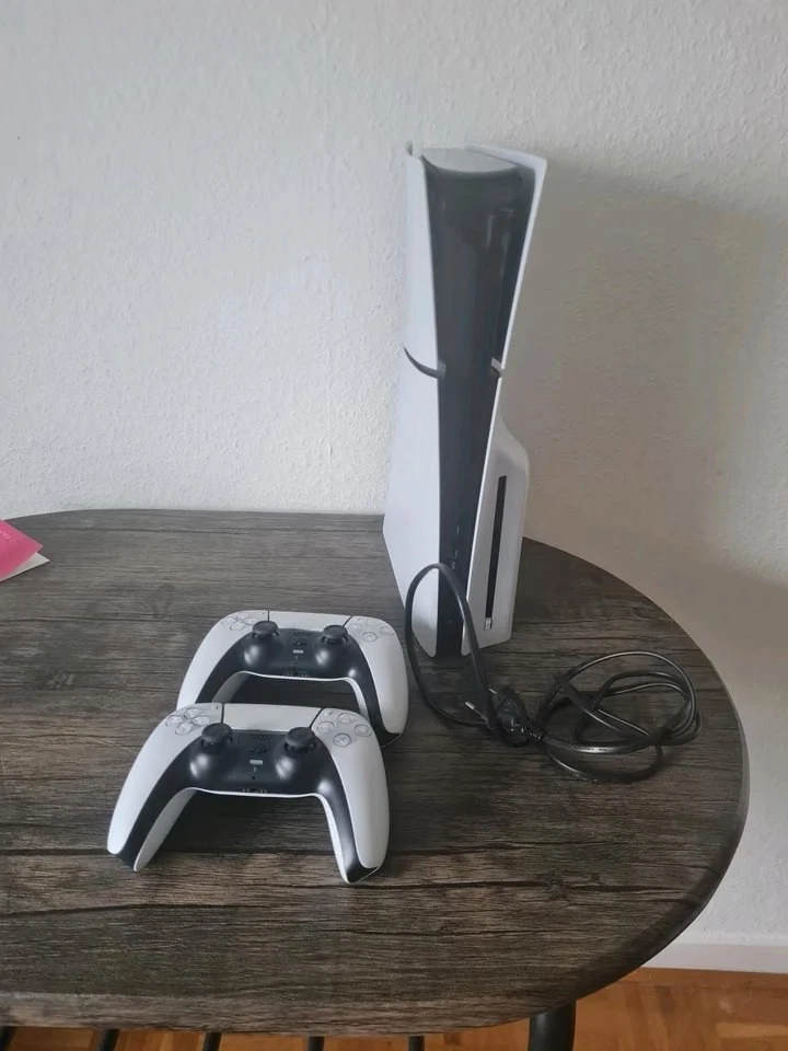 Sony PlayStation 5 Slim, foto 2 di 5