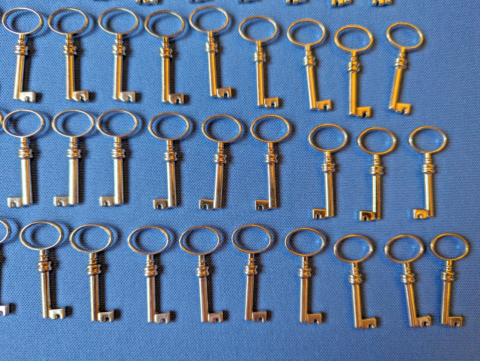Lot of 85 solid sturdy metal skeleton keys for jewelry & crafts, bottom ...