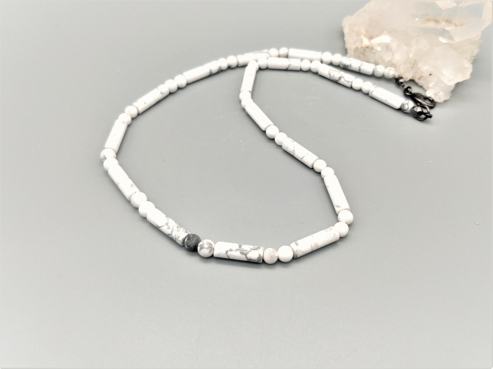 Collier ras du cou en howlite blanche véritable, perles tubes et rondes 4 mm