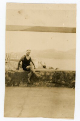 FOTO gescheitert, Doppelansicht Figur im Badeanzug sitzend verschwommen Leuchtturm