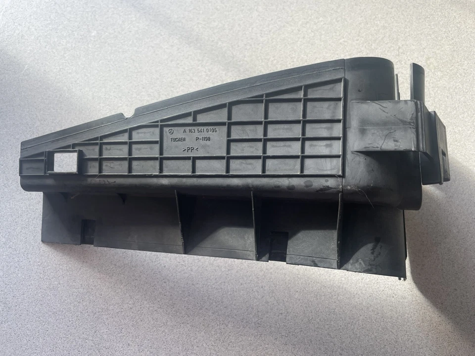 Mercedes-Benz ML320 1998-2003 ~ CUBIERTA DEL SOPORTE DE LA BATERÍA ~ A1635410105 ~ PIEZA OEM Foto 2 de 3