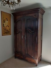 Armoire en bois mouluré