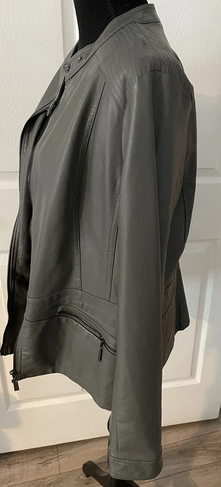 Chaqueta de cuero sintético gris para mujer Jou Jou talla grande Foto 4 de 4