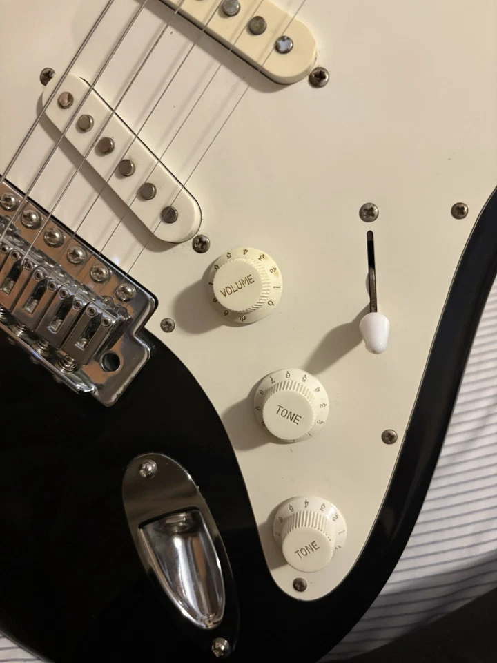 Rouge St3 电吉他和米切尔音乐会尤克里里 Mu40c — 第 3/4 张图片