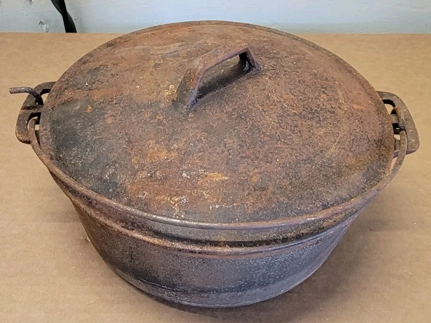Antique Wagner Ware Sidney Ohio Cast Iron 10" Dutch Oven Pot With Lid And Handle