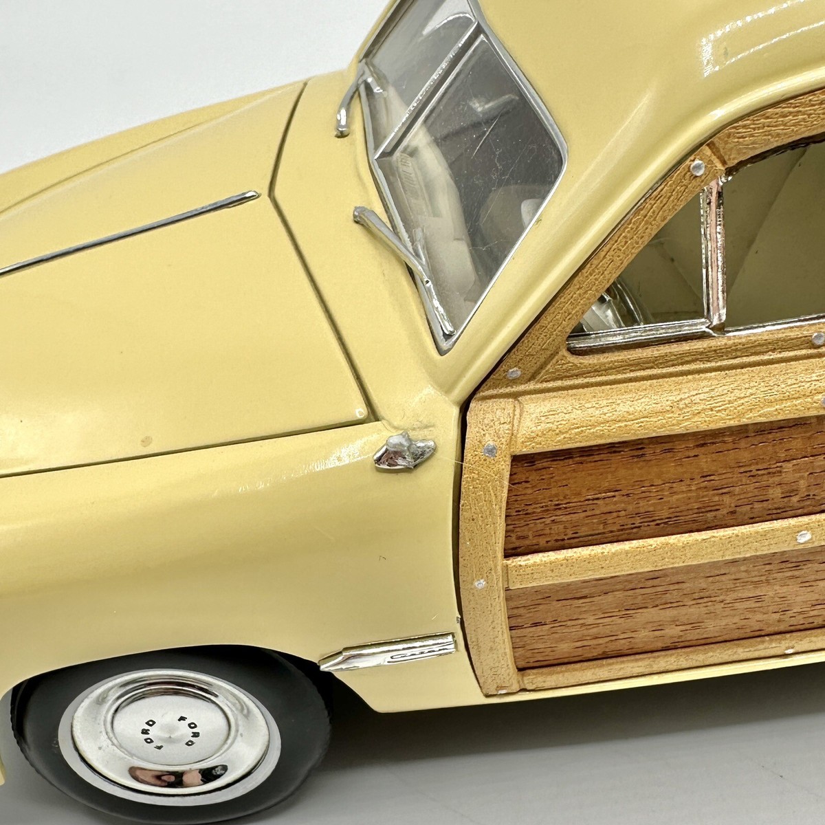 Motor City Classics 1949 Ford Woody Wagon Beige 1/18 Diecast Motor City Classics 1949 Ford Woody Wagon Beige 1/18 Diecast