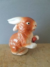 alte Hasen mit Rübe Figur Pappmaché und masse