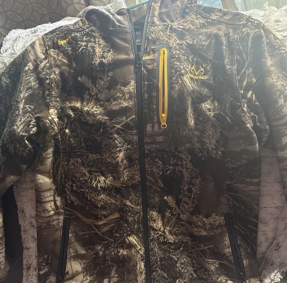 Realtree Woman’s Scent Control Hunting Jacket Green camouflage hooded large - Image 2 of 4
