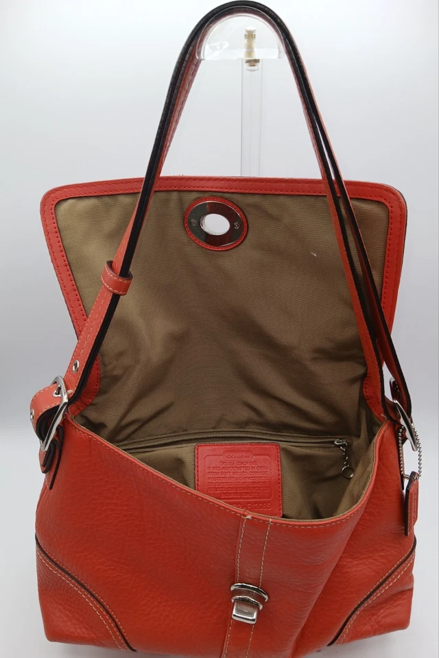 Cartera bandolera Coach vintage de cuero con solapa Hampton. Color naranja rojizo. Foto 3 de 4