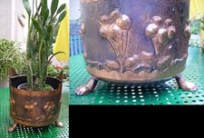 antico centrotavola fioriera portafiori in rame con decori di fiori in rilievo