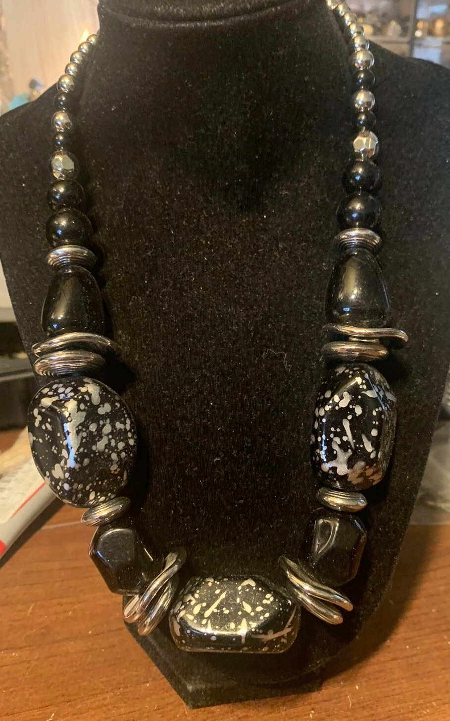 VETEMENTS Collana Acrilica Nera LG Perline Fibbia Aragosta Statement