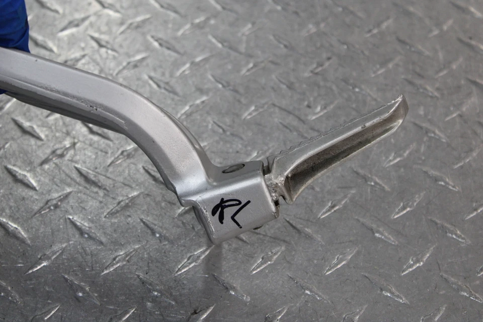 Suzuki GSXR600Z 2003 Limited trasero izquierdo pasajero clavija daños Foto 3 de 4