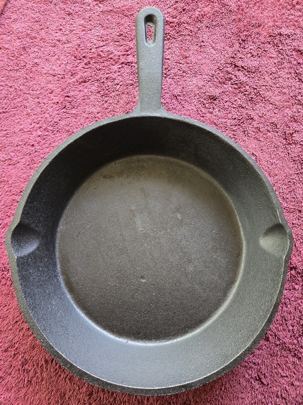 Texsport Pre-seasoned Cast Iron 10" Frying Pan / Skillet w/ 2 Pour Spouts - New