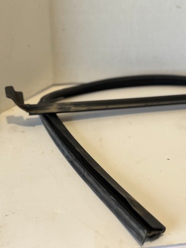 2004-2008 FORD F150 REAR DRIVER LEFT WINDOW SEAL 2 PIECES SET USED OEM - Picture 3 of 9