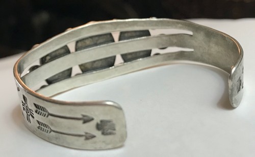 VINTAGE NAVAJO STAMPED SILVER TURQUOISE THREE STONE BRACELET - Picture 8 of 10