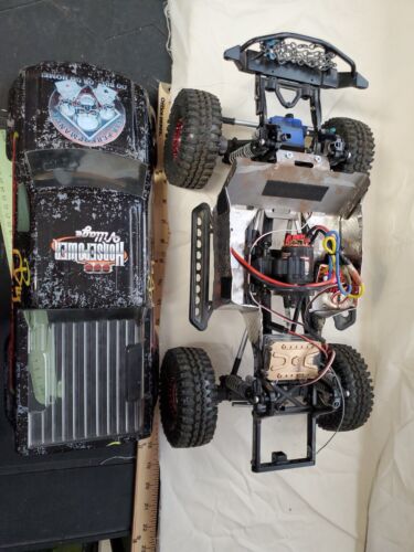 Axial SCX-10 W/CUSTOM WRAPPED Plactic Chevy Body, Storage Bag, RTR W/REMOTE USED - Picture 11 of 20