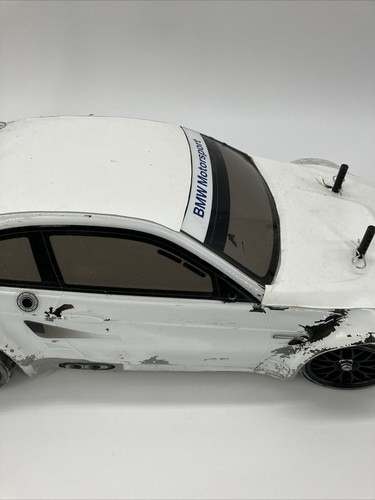 Coche modelo Tamiya BMW M3 GT2 2009 con algo de papel y pegatinas - Imagen 7 de 17