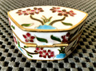 ORIENTAL FLOWER DESIGNED CHINOISIERE ENAMEL TRINKET HINGED PILL BOX 2 1/4" X 1" — photo 3