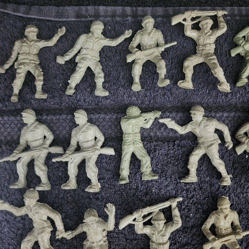 Vintage 1960s Plastic Army Men Collectible - Picture 3 of 4