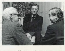 1971 Press Photo Judge William Nuernberger and colleagues discuss youth crime