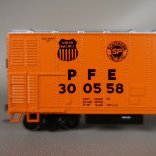 Athearn 75448 Pacific Fruit Express 50' Smooth Side Mechanical Reefer 300558 Car - Picture 4 of 12