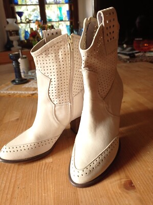 ältere crem Echtleder Stiefel Gr. 36 ungetragen made in Italy