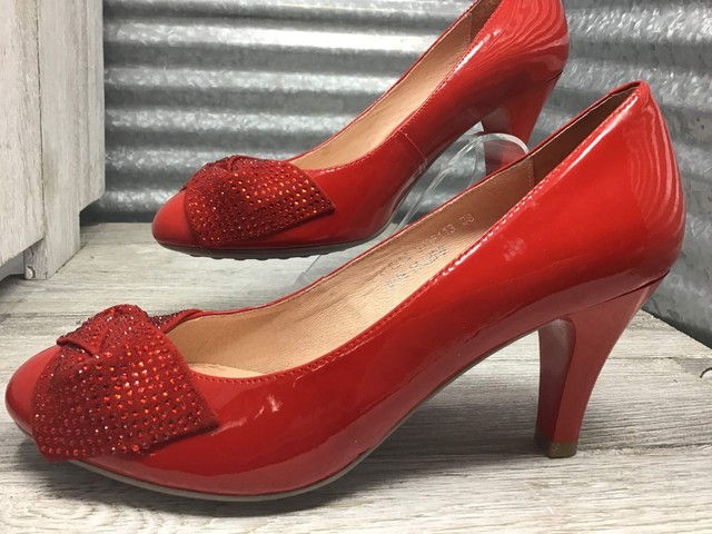 red pumps bow