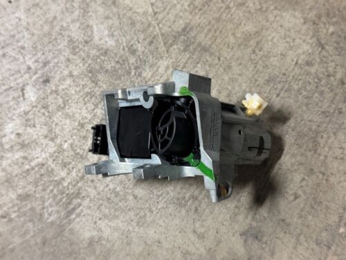2011 GMC Sierra Ignition Lock Cylinder Case 26088811 - Picture 2 of 3