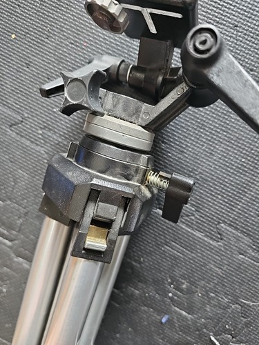 Bogen Manfrotto Model 3020 Professional Tripod w/Model 3028 Head Made in Italy - Picture 9 of 10