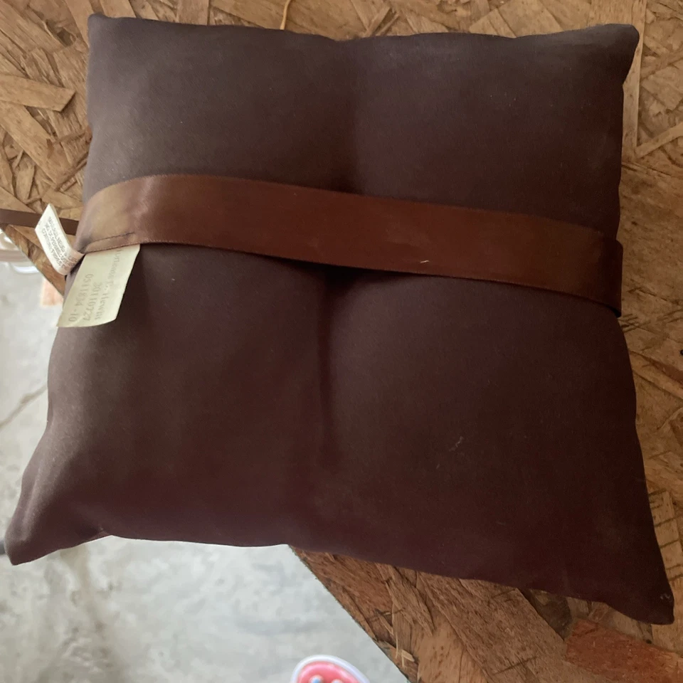Almohada portadora de anillo marrón Foto 2 de 2