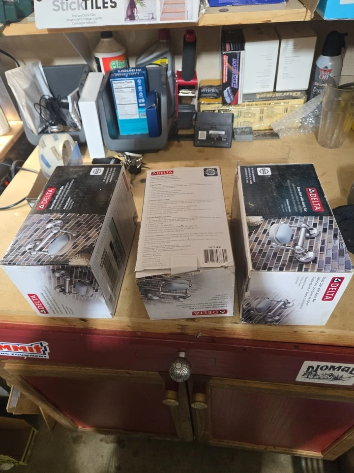 Jabonera Delta con barra de asistencia cromo pulido DF701PC Foto 2 de 4