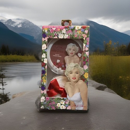 NEW Wet N Wild X Marilyn Monroe Blush and Sponge Limited Edition Set Holiday Red