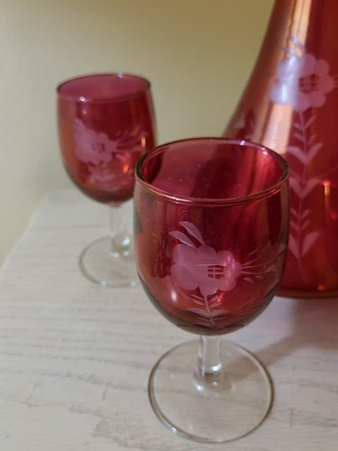 Cranberry Glass with Etched Flowers Genie Decanter and 4 glasses - Picture 5 of 13