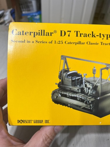 NZG 386 1:25 Scale Die-Cast Caterpillar Military D7 Track-Type Dozer - Picture 3 of 10