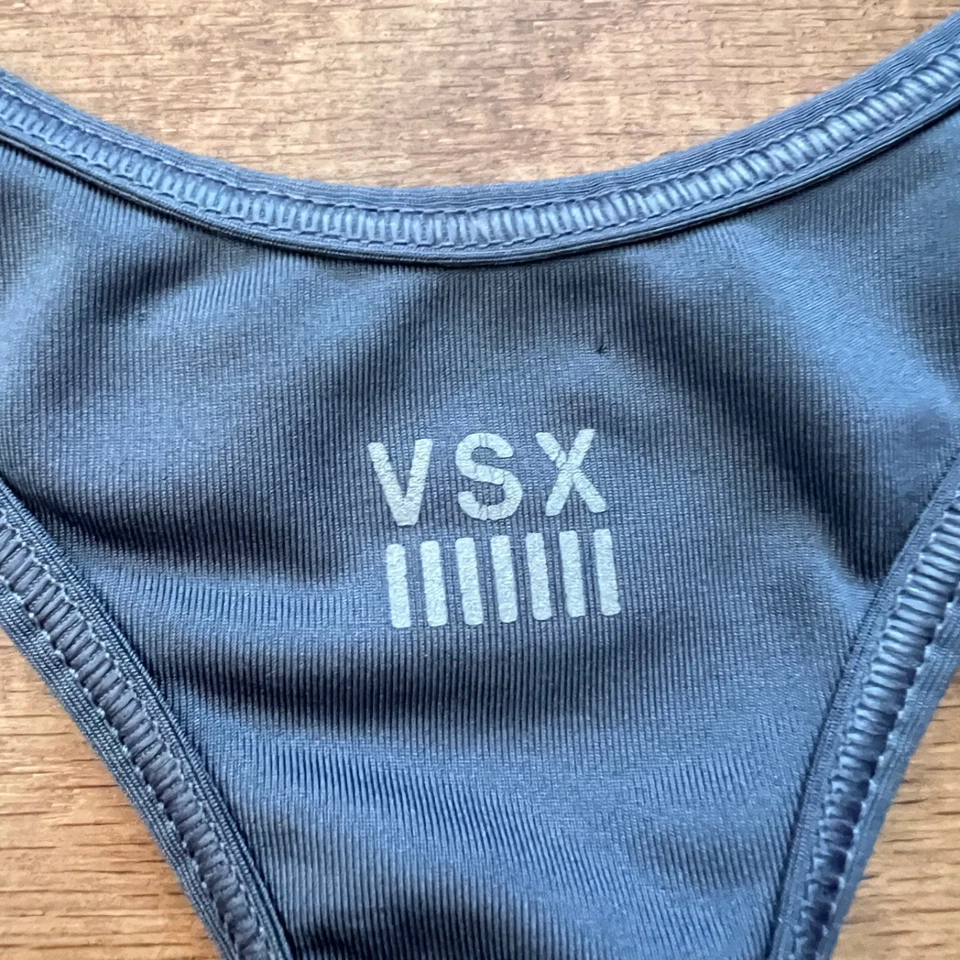 Sujetador deportivo Victoria's Secret VSX talla S? Espalda deportiva multicolor gris deletreada Foto 3 de 4