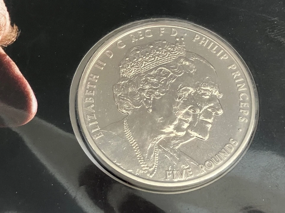 2017 PLATINUM WEDDING BRILLIANT UNCIRCULATED BU FIVE 5 POUND ROYAL MINT PACK BU - Image 2 of 4