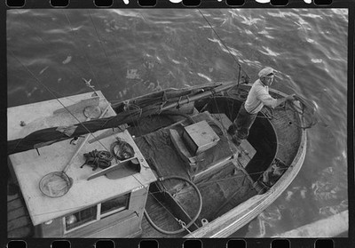 Photo:Astoria Oregon 1941 Fishing Boat Throwing Line Columbia River Docks