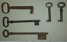 lotto di 5 chiavi antiche epoca  800 e primi 900  forgiate a  mano (1)
