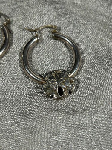 PENDIENTES AROS DE PLATA ESTERLINA CON DETALLES DE DÓLAR DE ARENA 1,25" - Imagen 2 de 3