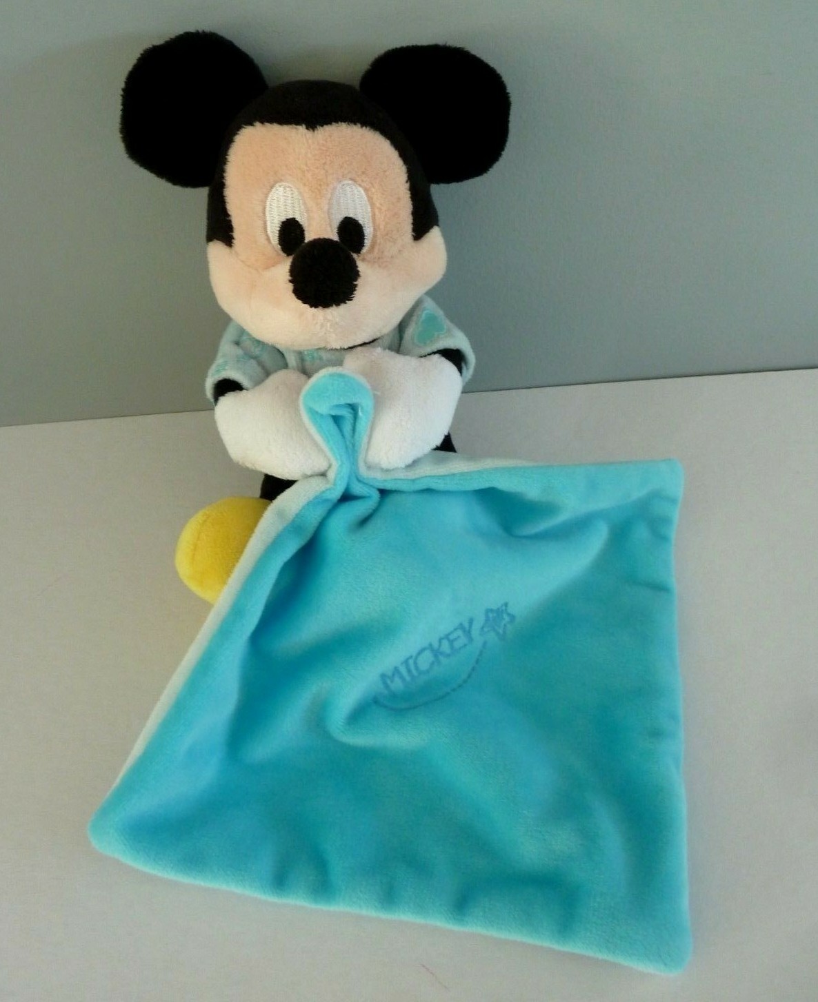 Doudou Mickey avec mouchoir bleu rayé Disney Nicotoy