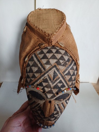 Vintage African Painted Mask Kuba Congo Beads Raffia Female Cowrie Shell Display - Picture 8 of 14