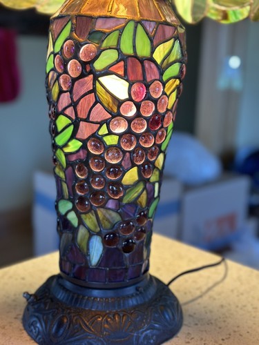 26H Tiffany Style Table Lamp Grape Motif With Lighted Base Lamp - Picture 4 of 10