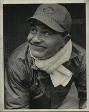 Press Photo Louie Stringer of Angels gets ready to sign autographs - lrs07053