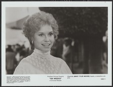 MARY TYLER MOORE in Six Weeks '82 HIGH COLLAR