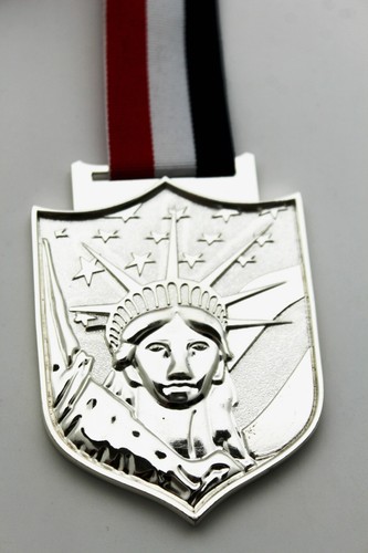 Mujeres Moda Largo Collar de Tela EE. UU. Plata Metal Medalla Estatua Libertad Colgante - Imagen 5 de 8