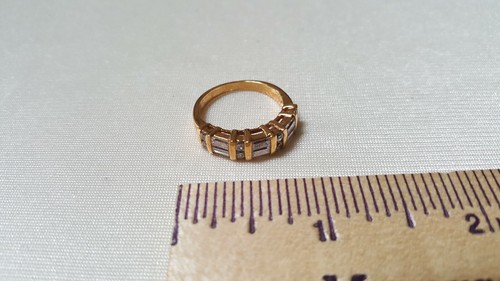 Hermoso anillo en tono dorado - 6 inserciones cuadradas y 8 redondas de estrás - aprox. Talla 8 - Imagen 6 de 8