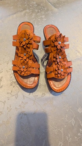 Born Mujer Naranja Piel Floral T Correa Sandalia, Talla 9 - Imagen 7 de 7